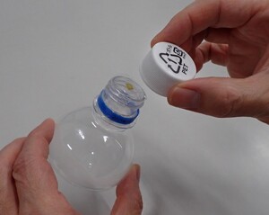 ペットボトルのフタにガラス玉をはめ込んで顕微鏡が完成