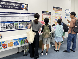 研究所50周年記念展示の様子