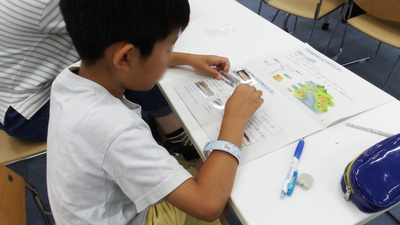 魚のカードを使って簡易同定に挑戦している様子。