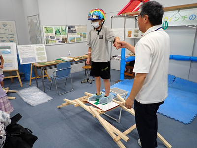 ダヴィンチの橋を作って登っている様子。
