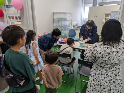 真空容器に風船を入れて中の空気を抜くとどうなるか実験中。