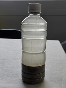 ペットボトルの中に砂と水を入れて地面を再現