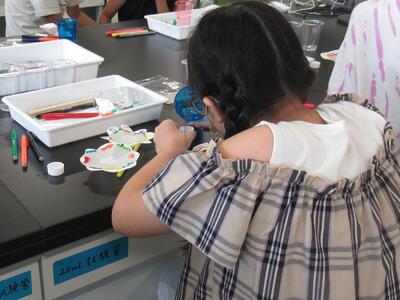 クロマトグラフィー実験をしている様子