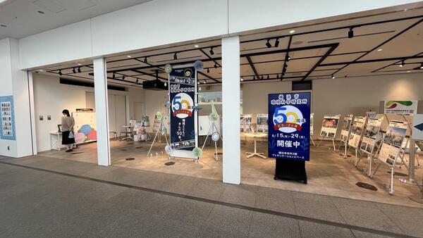 市庁舎２階プレゼンテーションスペースでの展示の様子