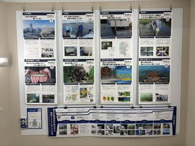 踊り場の壁に研究所の業務に関するパネルと年表を展示しました