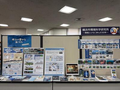 エレベーター前のスペースにパネルやリーフレットなどをたくさん展示しました。
