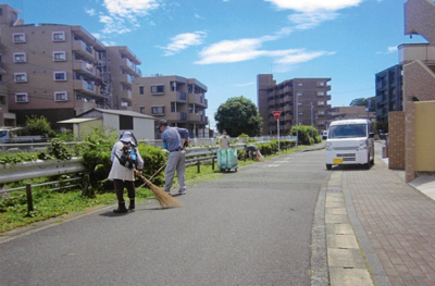Đây là những hình ảnh về công việc dọn dẹp và làm cỏ xung quanh sông Umeda.