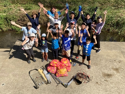 This is a group photo with everyone who participated in the river cleaning.