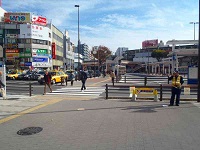 Tsurumi estacionan Yokohama el término de autobús de salida oriental