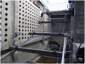 汚泥かき寄せ機