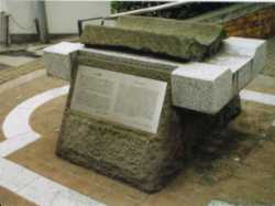 ブラフ溝（こう）記念碑（きねんひ）