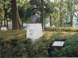 Ｒ．Ｈ．ブラントンの胸像（きょうぞう)