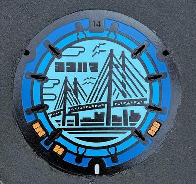 ベイブリッジ柄マンホール蓋