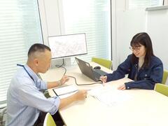 打合せをする職員の様子