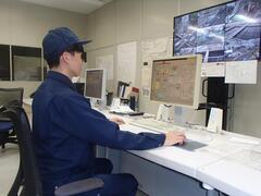 中央操作室での作業