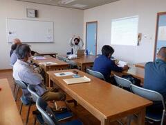 地区センターで話合いをしている様子