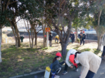 中堀川の近くでごみ拾いをしている様子