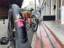 自転車の後輪の泥除けに反射シールが貼られている写真