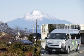 小雀町から望む富士山とこすずめ号の写真