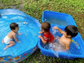 プレイパークで水遊びをしている子どもたちの写真です。