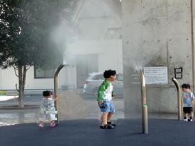 水遊び場で遊ぶ子供たちの写真です。