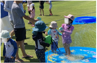 水遊びをしている子供たちの写真です。