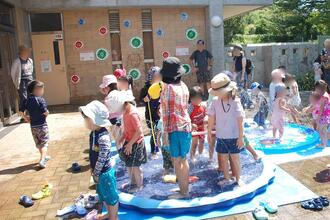 水遊びをしている子供たちの写真です。