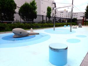 公園の水施設の写真です。