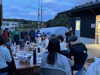 懇談と篠笛の演奏の写真