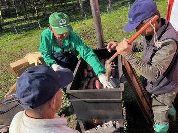 石焼き芋を焼く準備をしている様子