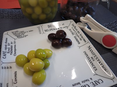 オリーブの実の新漬け（緑黄色）と塩漬け（褐色）
