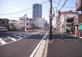 長津田駅南口駅前につながる道路の写真