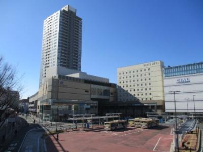 鶴見站東口站前廣場的照片