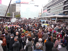 東日本大地震時的橫濱站前面的狀況的圖片