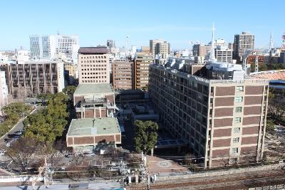 現市庁舎建物を関内駅側から撮影した写真