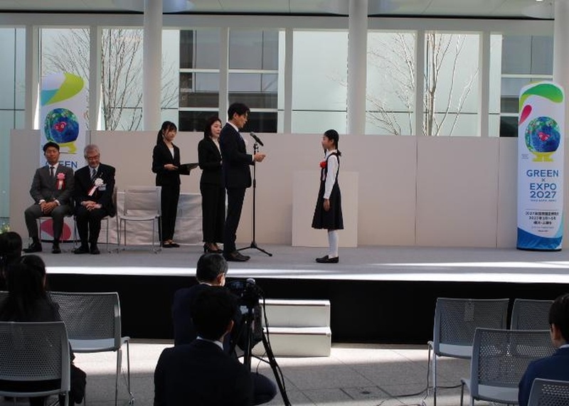 令和７年度表彰式での賞状授与の様子