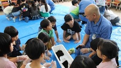 土壌混合法について学ぶ様子の写真
