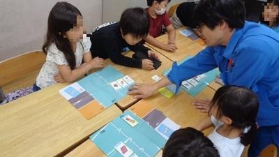 食品ロス削減のゲームをする様子の写真
