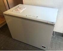 Un refrigerador, el congelador se donó al grupo de banco de comida de ciudad incluso comida Kanagawa bancario.