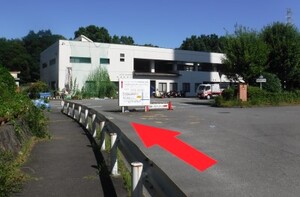 Photograph of the road from entering the traffic light "Tsuzuki Factory" to the office