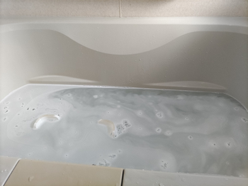配管洗浄剤を用いた浴槽の清掃状況