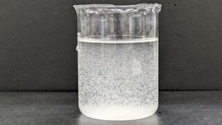 凝集沈でん実験の様子、凝集剤を入れてかき混ぜた後