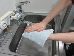 手を拭き乾かす