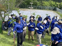 植樹体験の様子