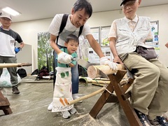 丸太切り体験の様子