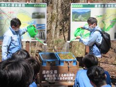 実験装置を使った説明風景