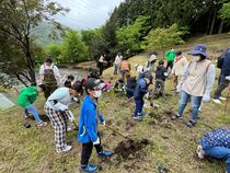 植樹体験の様子