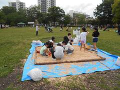 ウッドチッププールで遊ぶ子ども
