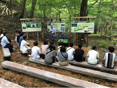水道局による道志水源林の講義の写真