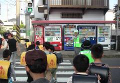 어린이들의 안전을 위해 교차로에 선 사람